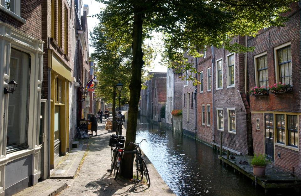 Gracht van alkmaar met panden naast de gracht